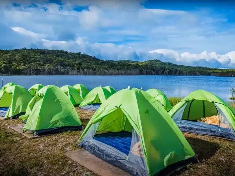 Acampar no lago Bokor